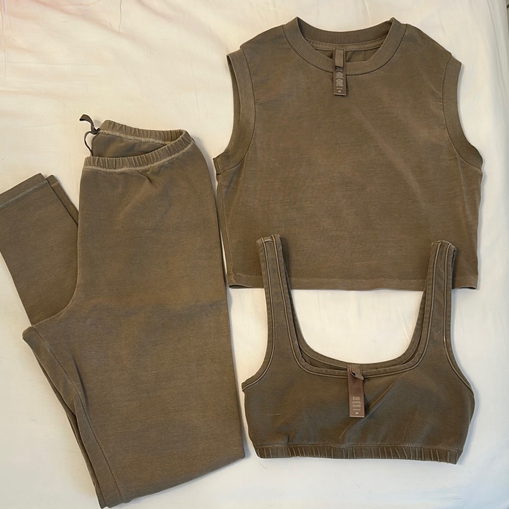 Skims outdoor collection top, bra and Leggings Set